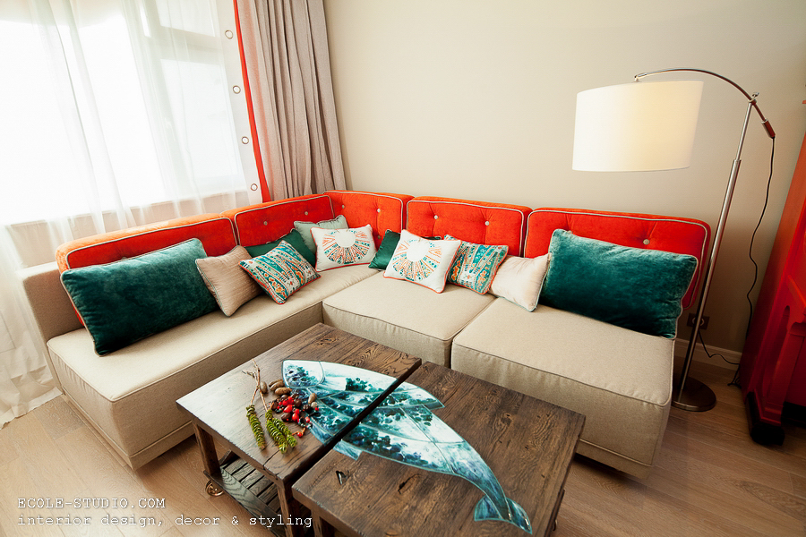 Мягкий яркий диван для гостиной