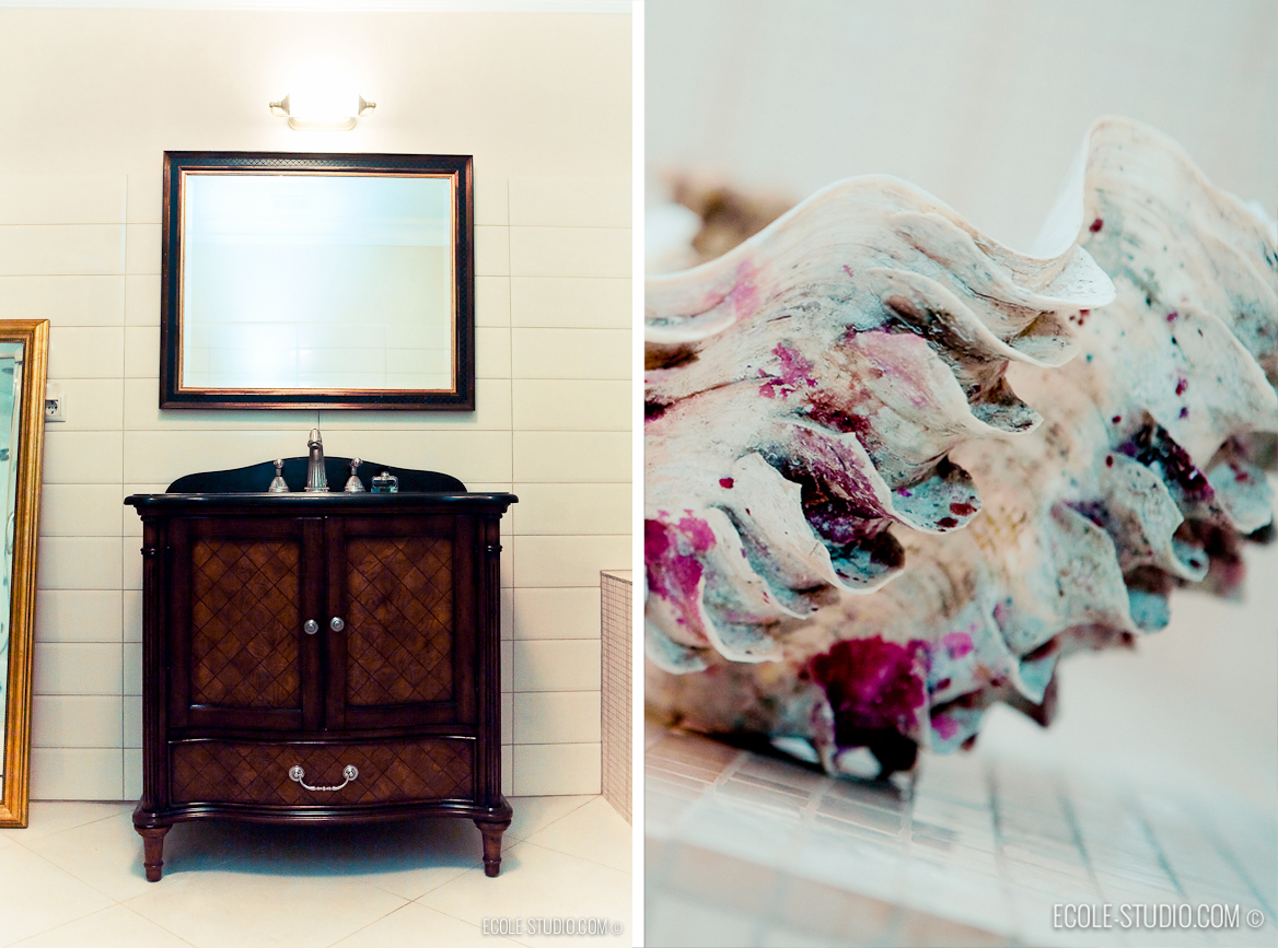Зеркало и тумба в интерьере ванной