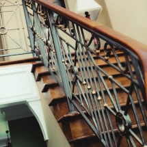 Изысканная лестница для дома в оригинальном дизайне.