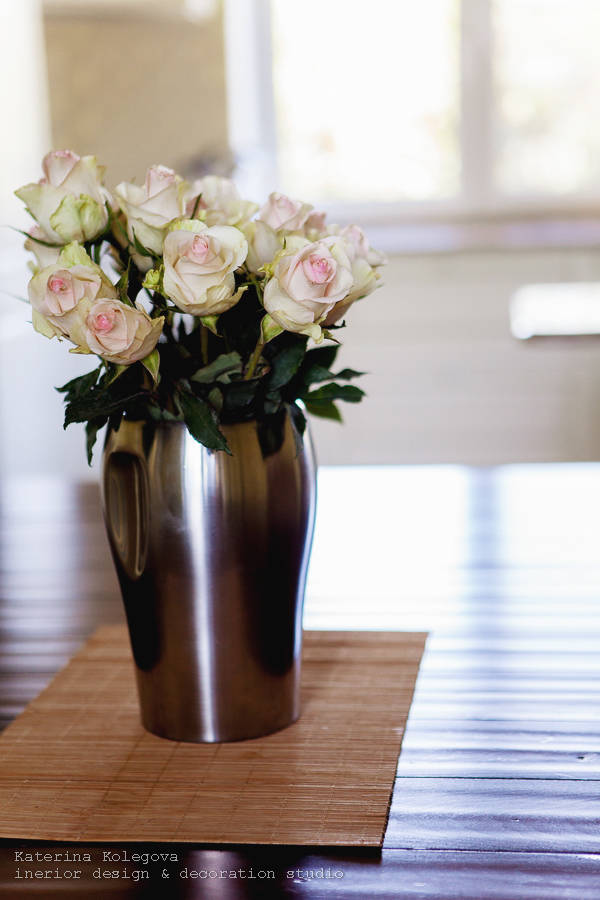 Букет роз на кухонном столе