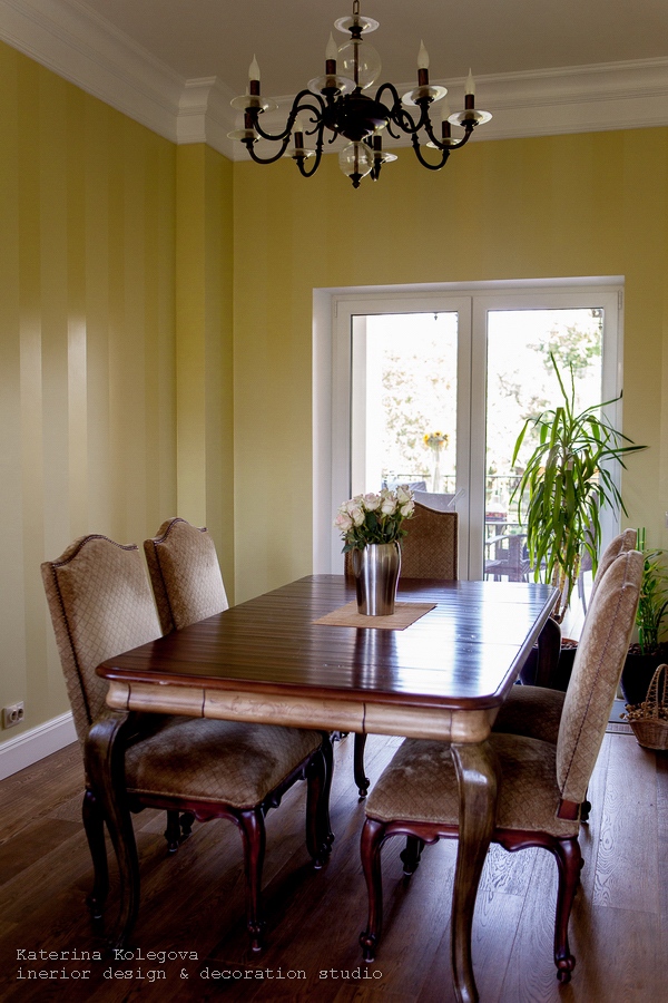 Красивый кухонный стол каштанового цвета