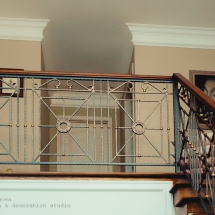 Ажурная лестница в загородном доме и перила