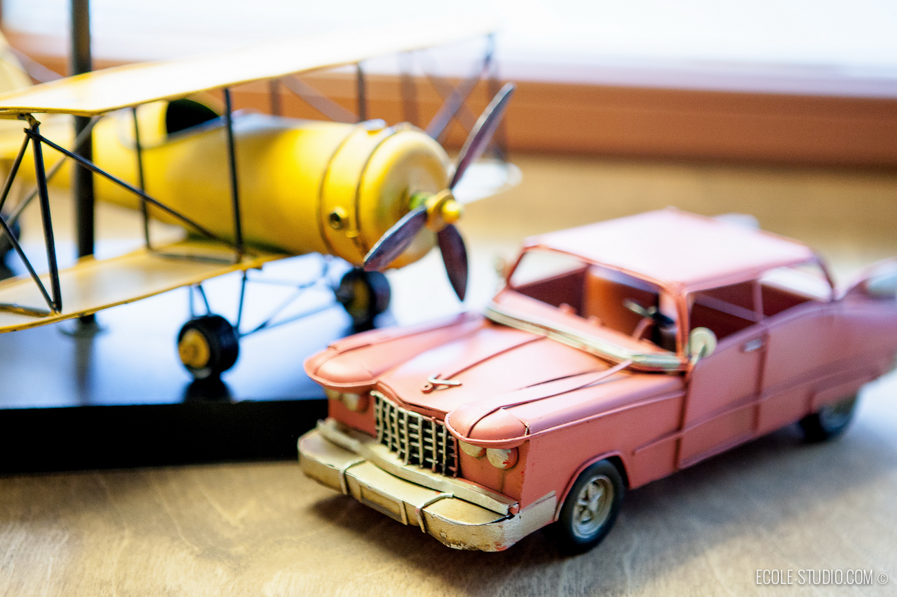 Машинки и самолеты в интерьере детской