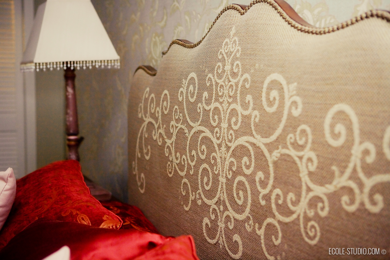 Текстильное изголовье кровати с орнаментом