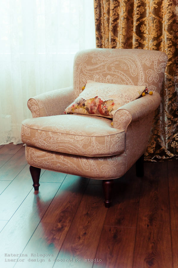 Кресло из текстиля с орнаментом