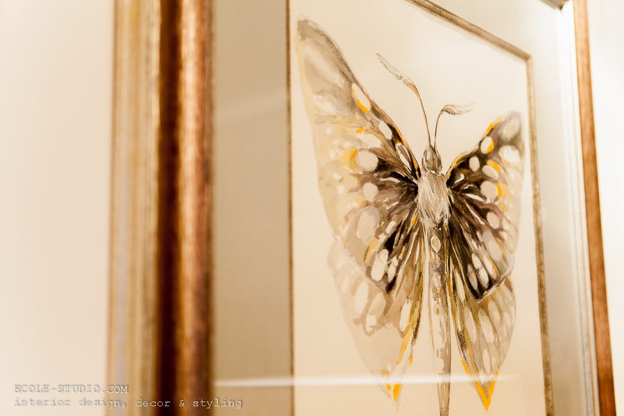 Бабочка акварелью в интерьере гостиной