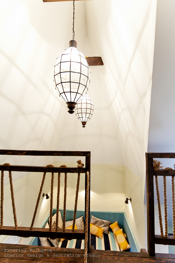 Лестница и декоративные светильники в интерьере